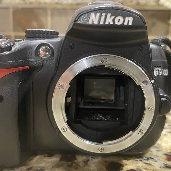 Nikon D5000 18-55VR Kit camera w/18-55mm zoom lens, 100-300mm zoom lens & bag - Picture 8 of 16